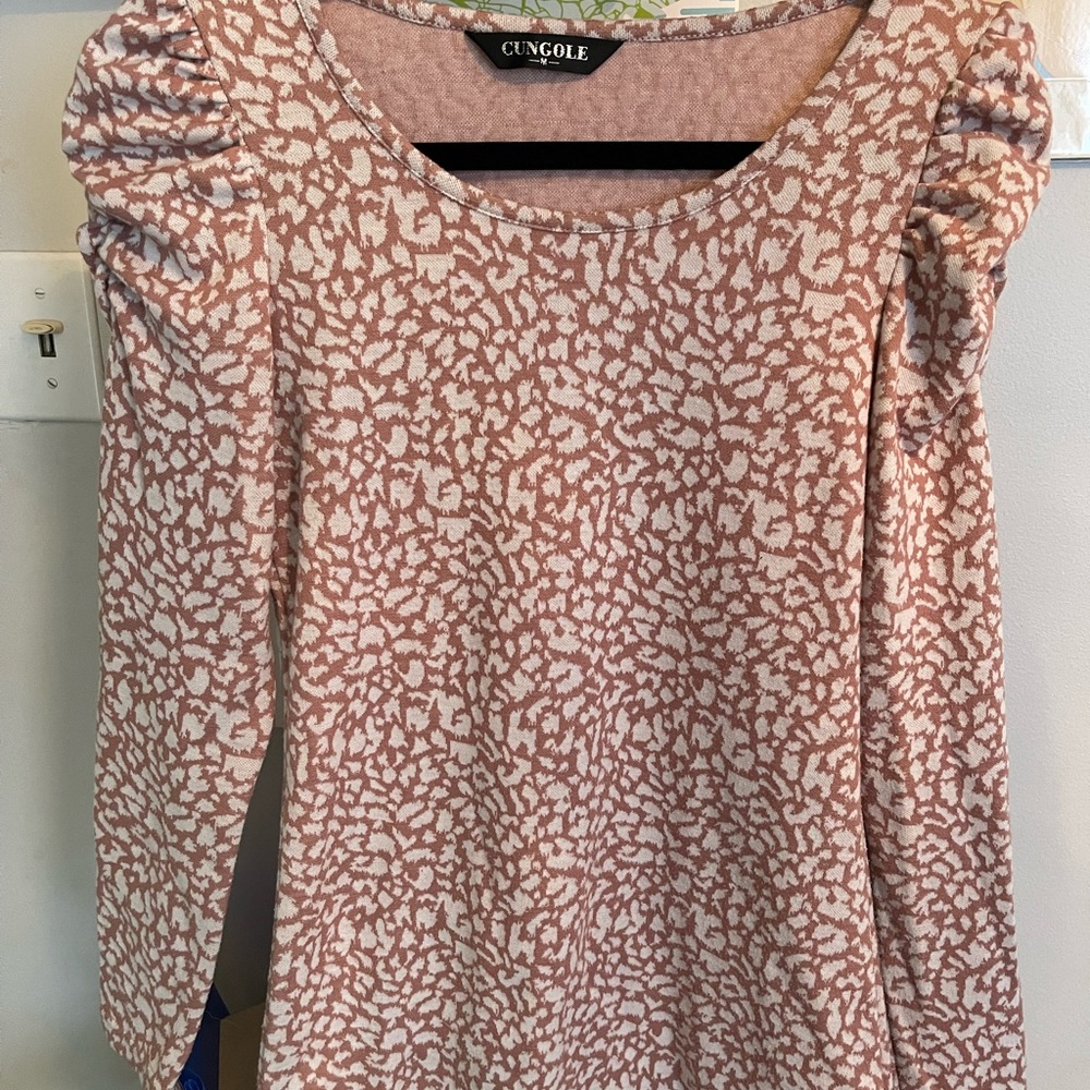 Long sleeve fitted top.